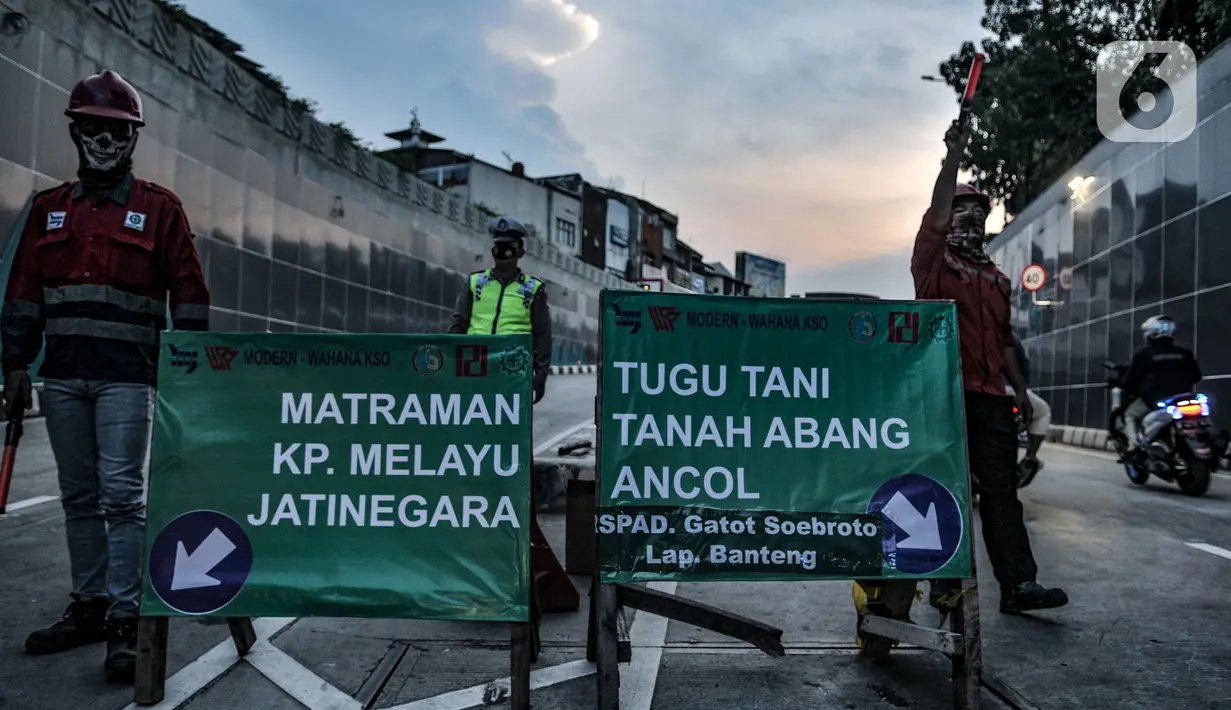 Petugas mengatur arus kendaraan saat uji coba terowongan atau Underpass Senen Extension, Jakarta, Senin (9/11/2020). Uji coba ini dilakukan untuk menguji ketahanan terowongan baru yang saat ini pengerjaannya telah mencapai 95 persen. (merdeka.com/Iqbal S. Nugroho)