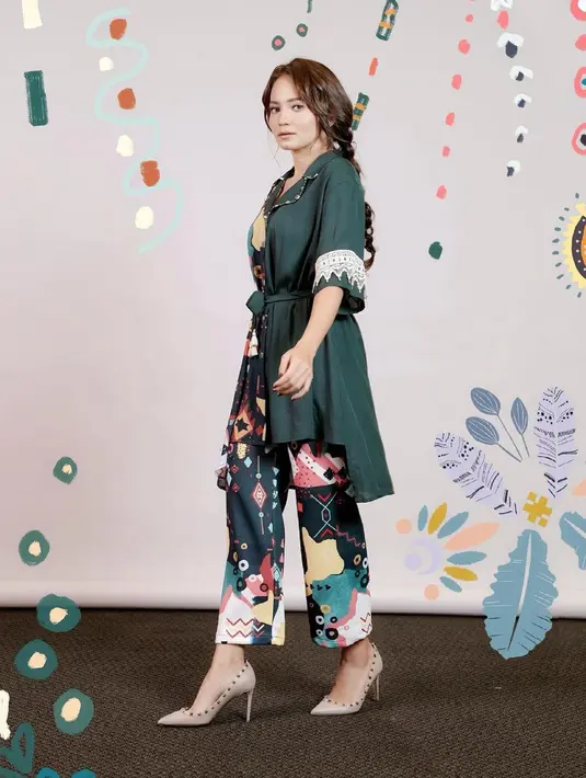 Penampilan dari Enzy Storia saat jalani pemotretan ini sukses menuai pujian dari warganet. Terlebih gaya busananya yang unik ini selalu mengundang banyak perhatian. (Liputan6.com/IG/@enzystoria)