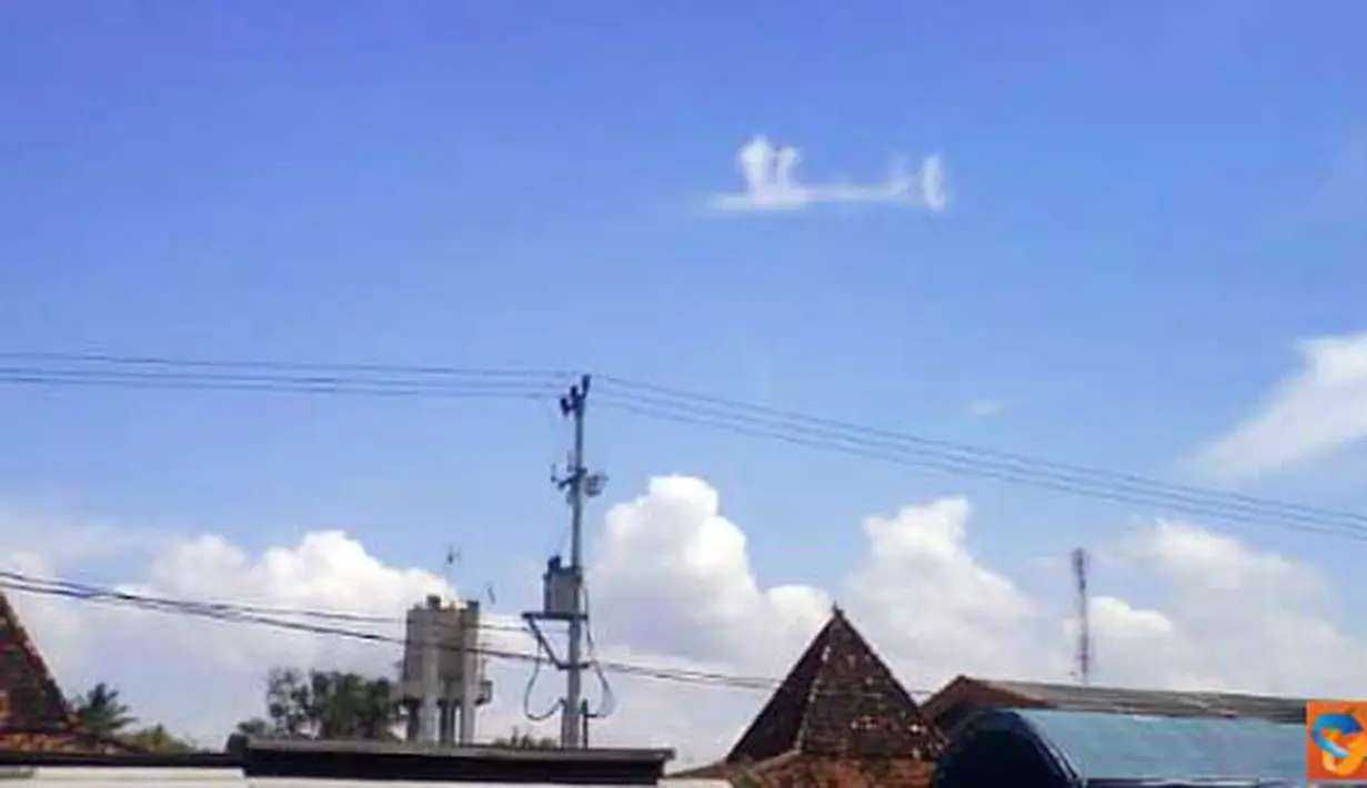 Citizen6, Indramayu: Para pemudik yang melintasi Jalur Pantura Indramayu juga mengabadikan fenomena tersebut.(Pengirim: Welly Tris Setiawan)