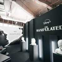 Disney+ Indonesia menghadirkan pop-up installation imersif yang mengajak penggemar merasakan langsung dunia gelap penuh intrik The Manipulated. (Foto: Disney+.doc)