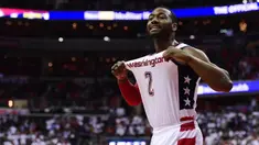 Pebasket Washington Wizards, John Wall, melakukan selebrasi saat pertandingan melawan Boston Celtics pada Gim 4 semifinal Wilayah Timur di Verizon Center, Washington, Minggu (7/5/2017). Washington Wizard menang 121-102. (AFP/Patrick McDermott)