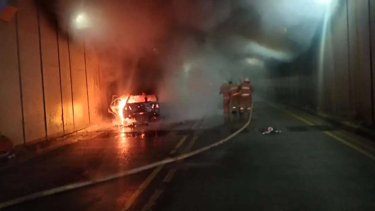 Mobil terbakar di underpass Gandaria City, Jakarta.