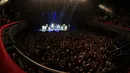 Ratusan penggemar memadati konser perdana grup rock AS, Eagles of Death Metal setelah serangan Paris pada November 2015 lalu, yang digelar di gedung teater Olympia, Paris, Selasa (16/2). (AFP PHOTO/Joel SAGET)