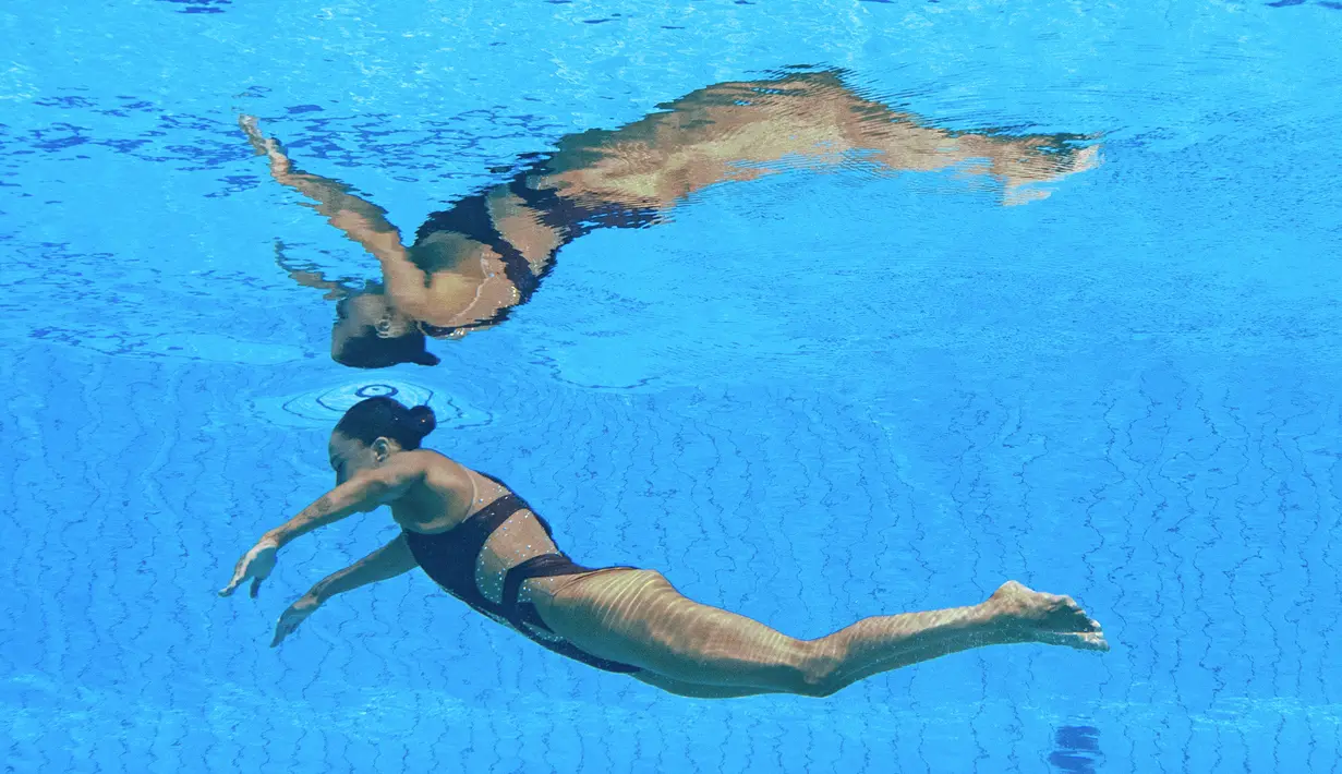 Anita Alvarez diketahui pingsan di dasar kolam di akhir penampilannya di nomor solo free final Kejuaraan Dunia Akuatik 2022 di Budapest, Hongaria, Rabu (22/6/2022). (AFP/Oli Scarff)