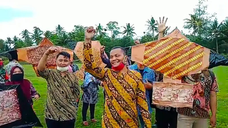 Sebanyak 50 layang-layang bermotif batik terbang tinggi memenuhi langit Desa Pagak Kabupaten Banjarnegara, Selasa (6/10/2020). (Foto: Liputan6.com/Panitia Gelatik)