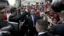 Presiden Venezuela, Nicolas Maduro menyapa pendukungnya tiba di majelis nasional di Caracas, (6/7/2015).  Maduro berencana memanggil duta besar Guyana untuk berkonsultasi terkait eksplorasi minyak lepas pantai yang disengketakan. (REUTERS/Jorge Dan Lopez)