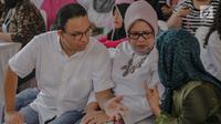 Gubernur DKI Anies Baswedan bersama istri Fery Farhati Ganis menunggu giliran mencoblos dalam Pemilu 2019 di TPS 60, Cilandak, Jakarta Selatan, Rabu (17/4). Adapun pencoblosan Pemilu 2019 dilakukan serentak hari ini pada pukul 07.00-13.00 waktu setempat. (Liputan6.com/Faizal Fanani)