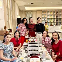 Busana Natal dengan outfit bernuansa serba merah. Untuk menciptakan look yang elegan, kamu bisa tiru gaya Titi Kamal, Sandra Dewi, hingga Chelsea Olivia yang tampil bak old money. Seperti apa potretnya? [@sandradewi88]