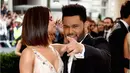 Sejak pertama dikabarkan menjalin hubungan, Selena Gomez dan The Weeknd memang selalu memamerkan kemesraannya. Namun, untuk tampil di depan publik baru pertama kali dilakukan keduanya. (AFP/Bintang.com)