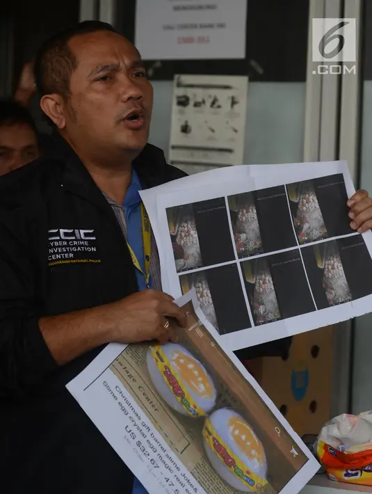 Petugas menjelaskan keaslian telur di Pasar Johar Baru, Jakarta, Selasa (27/3). Sebelumnya, viral di media sosial video telur palsu berada di pasar tersebut. Namun, setelah diuji sampel, telur tersebut memiliki kualitas bagus. (Merdeka.com/Imam Buhori)