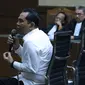 Bupati Hulu Sungai Tengah (HST) nonaktif, Abdul Latif saat menjalani sidang pembacaan tuntutan di Pengadilan Tipikor, Jakarta, Senin (6/8). Abdul Latif dituntut hukuman pidana selama 8 tahun dan denda Rp 600 juta. (Liputan6.com/Helmi Fithriansyah)