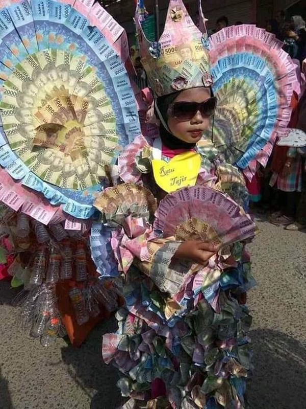 6 Potret Orang Bergelimang Duit Ini Bikin Geleng Kepala (sumber: FB Ngakak Online)
