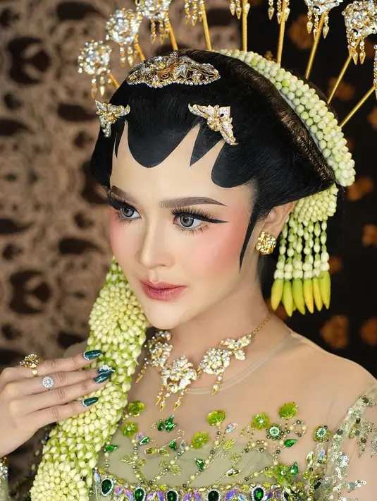Kecantikan luar biasa dihadirkan Bella Bonita dalam riasan pengantin khas Solo. Paes ageng dengan outfit bernuansa hijau, lengkap dengan cunduk mentul, kembang melati, Bella Bonita benar-benar terlihat manglingi dalam foto ini. Foto: Instagram.