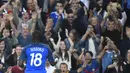 Gelandang Prancis,  Moussa Sissoko, melakukan selebrasi usai mencetak gol ke gawang Paraguay pada laga uji coba di Stadion Roazhon Park, Rennes (02/06/17). Prancis menang 5-0. (AFP/Damien Meyer)