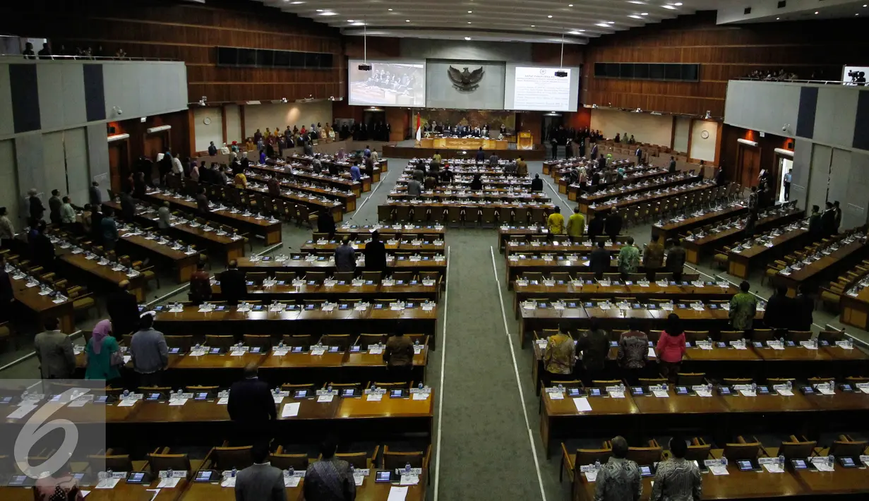 Rapat Paripurna penutupan masa sidang V diwarnai interupsi, Jakarta, Jumat (29/4). Interupsi itu berasal dari salah satu anggota dari Fraksi PKS, Asrori Siregar yang meminta Fahri Hamzah diganti oleh Ledia Hanifa. (Liputan6.com/Johan Tallo)