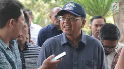 Bupati Malang, Rendra Kresna menjawab pertanyaan setibanya untuk menjalani pemeriksaan di Gedung KPK, Jakarta, Senin (15/10). Rendra Kresna menjalani pemeriksaan perdana sebagai tersangka dugaan kasus gratifikasi dan suap. (Merdeka.com/Dwi Narwoko)