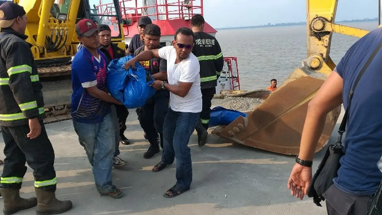 Evakuasi jenazah ABK yang terjebak di bunker kapal, pelabuhan Buton, Kabupaten Siak.