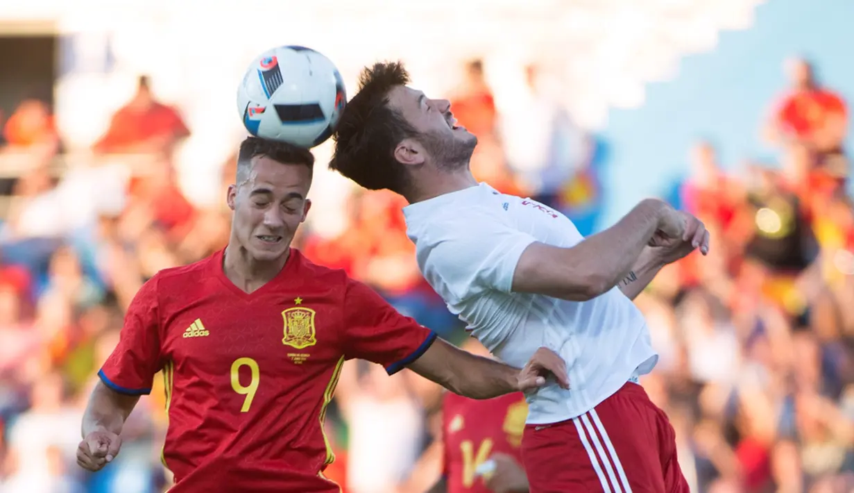 Pemain Spanyol, Lucas Vasquez (kiri), duel dengan pemain Georgia, Valeri Qazaishvili, pada laga persahabatan di Coliseum Alfonso Perez, Madrid, Rabu (8/6/2016) dini hari WIB. (AFP/Curto De La Torre)