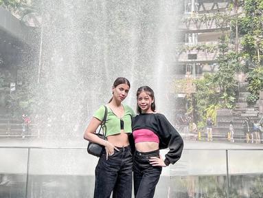 Momen jalan ke Singapura, Sabrina Chairunnisa dan Nada Tarina Putri menyempatkan berpose bersama. (Foto: Instagram/@sabrinachairunnisa_)