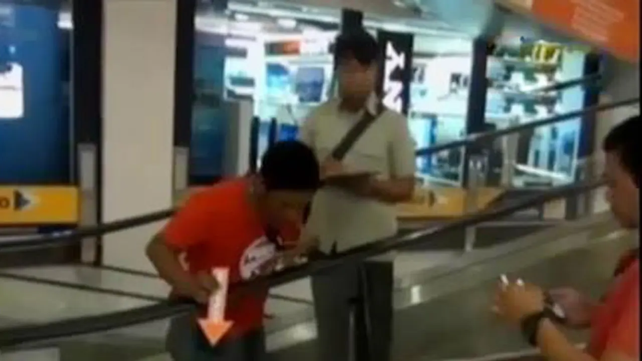 VIDEO: Ibu Sibuk Belanja, Bocah Tewas Jatuh dari Lantai 4 Mal