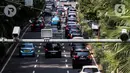 Kendaraan melintas di bawah Kamera tilang elektronik mobile atau ETLE (Electronic Traffic Law Enforcement) di Jalan Asia Afrika, Jakarta, Rabu (29/12/2021). Korlantas Polri akan menerapkan ETLE mobile sepanjang liburan Nataru 2021 untuk mengurangi kecelakaan lalu lintas. (Liputan6.com/Johan Tallo)