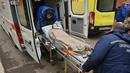 <p>Staf medis membawa orang yang terluka dengan tandu di departemen darurat rumah sakit Klinik Republik Pertama untuk mengungsi ke Moskow di Izhevsk, Rusia, Selasa (27/9/2022). Menurut pejabat, 11 anak termasuk di antara mereka yang tewas dalam tragedi penembakan. (AP Photo/Dmitry Serebryakov)</p>