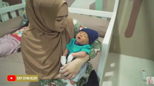 7 Momen Citra Kirana Mandikan Baby Athar Untuk Pertama Kali, Udah Ahli