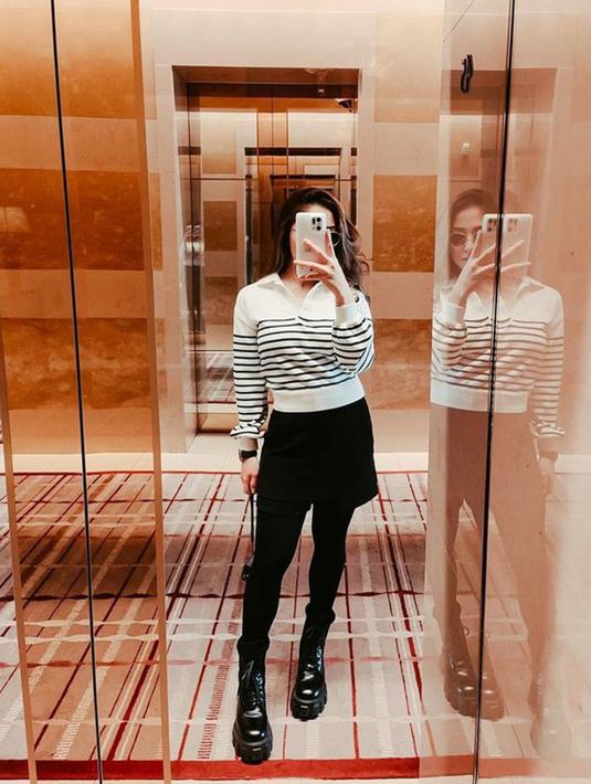 Tak heran kalau sekarang Nikita Willy akhirnya punya julukan baru dari netizen yaitu hot mama. Kali ini aktris sekaligus penyanyi itu tampak mengenakan baju motif stripe dengan rok mini dan legging berwarna hitam. (Liputan6.com/IG/@nikitawillyofficial94)
