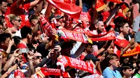 Pendukung Liverpool membentangkan syal saat laga persahabatan melawan Sevilla di Anfield, Liverpool, Inggris, Minggu (11/08/2024) WIB. (AFP/Peter Powell)