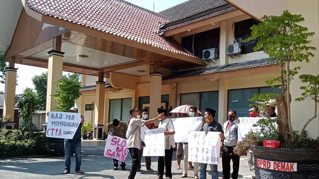 Warga Desa Candisari Kecamatan Mranggen Demak Jawa Tengah menggelar aksi teatrikal menuntut penutupan TPA di wilayahnya, Senin 7/6/2021. (Foto: Liputan6.com/Kusfitria Marstyasih)