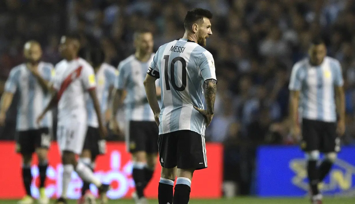 Penyerang timnas Argentina, Lionel Messi saat bertanding melawan Peru dalam pertandingan kualifikasi Piala Dunia 2018 di Buenos Aires, Argentina (5/10). (AFP Photo/Juan Mabromata)