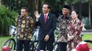 Presiden Joko Widodo menyapa puluhan pelajar di halaman tengah Istana, Jakarta, Rabu (17/5). Dengan kegiatan ini diharapkan masyarakat dapat meningkatkan dan menanamkan budaya baca. (Liputan6.com/Angga Yuniar)
