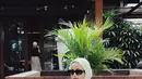 Gaya kekinian yang gaul juga pernah dilakukan Tsana dengan outfit putih. Outfit putih disempurnakan dengan memakai kacamata hitam. Gaya Tsana dengan kacamata hitam ini kece hingga membuat Pasukan Teri menyebutnya Paus yang gaul. (Liputan6.com/IG/@ntsana)