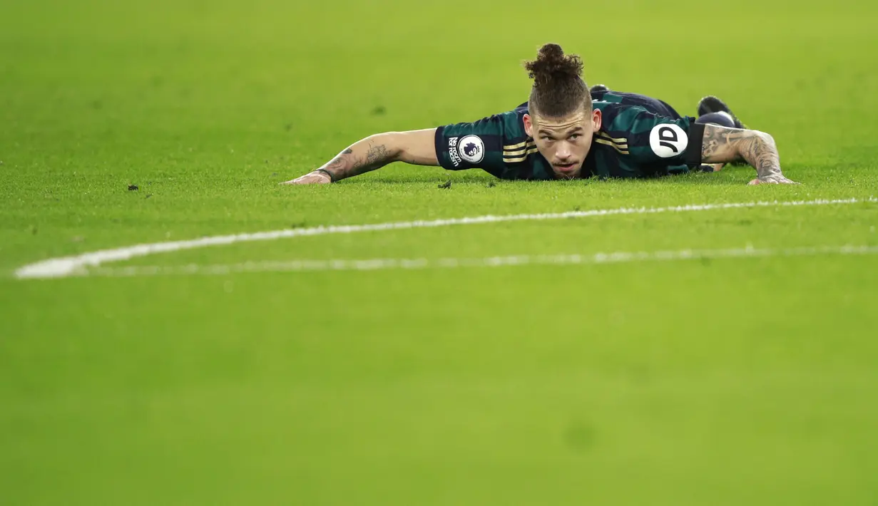 Pemain Leeds United, Kalvin Phillips, tampak lesu usai ditaklukkan West Ham United pada laga Liga Inggris di Stadion London, Senin (8/3/2021). West Ham menang dengan skor 2-0. (Ian Walton, Pool/AP)