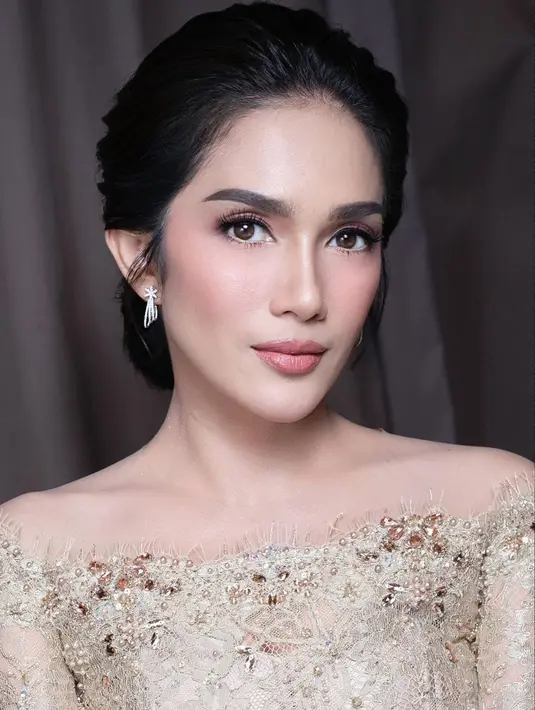 Penggunaan aksesoris anting dan cincin serta tas jinjing berbentuk unik mempermanis penampilan Ussy saat bertugas menjadi bridesmaid. [@dhirmanputra/@@ussypratama]