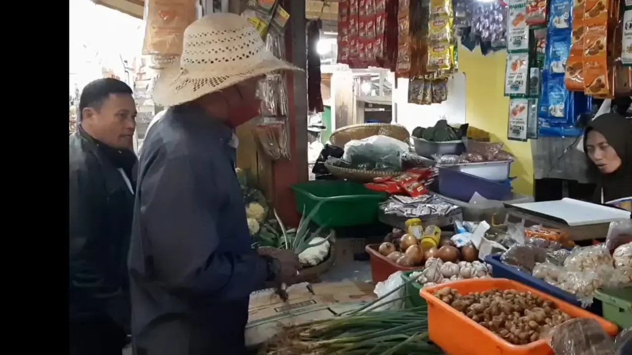 Sejumlah petugas Dinas Koperasi, UKM dan Perdagangan Perindustrian Tasikmalaya tengah melakukan pengecekan sejumlah harga komoditas menjelang libur nataru.