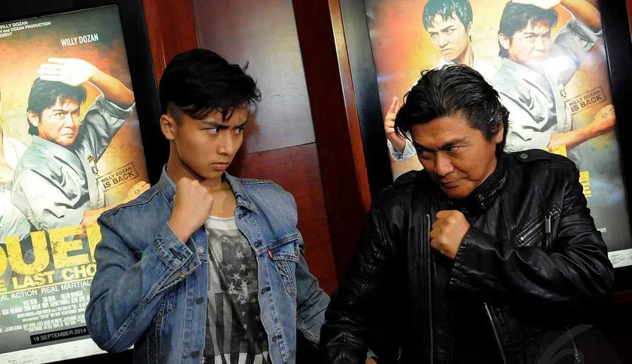 Willy Dozan bersama putra sulungnya, Leon Dozan, terlibat dalam sebuah film laga, Jakarta, (15/9/14). (Liputan6.com/Faisal R Syam)
