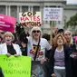 Sejumlah pengunjuk rasa menolak RUU pilihan Partai Republik yang mengganti asuransi terjangkau warisan Obama, Obama Care di depan Capitol Hill pada  4 Mei 2017 (NICHOLAS KAMM / AFP)