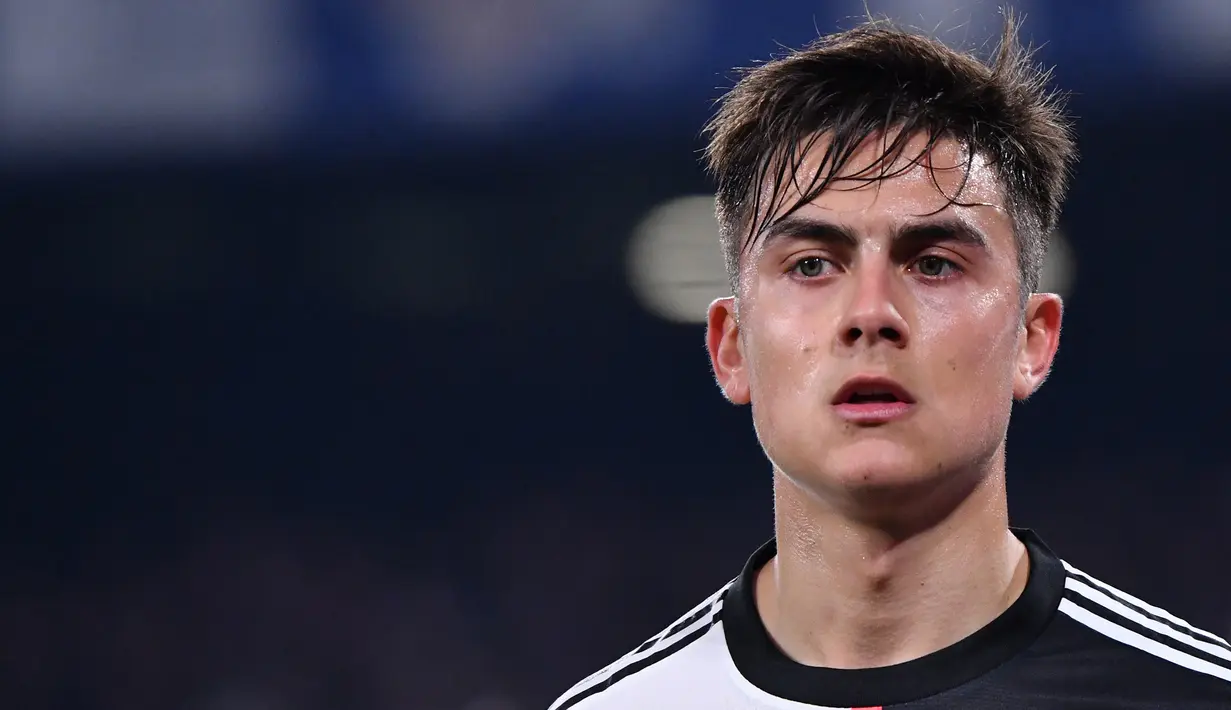 Ekspresi pemain Juventus Paulo Dybala saat mengadapi Napoli pada pertandingan Serie A di Stadion San Paolo, Naples, Italia, 26 Januari 2020. Sebelum Dybala, pemain Juventus yang dinyatakan positif terjangkit virus corona COVID-19 adalah Daniele Rugani dan Blaise Matuidi.  (Alberto PIZZOLI/AFP)