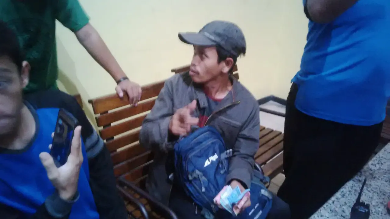 Mampir Pijat di Tengah Jalan, Pria Muda Nyaris Kehilangan Ponsel
