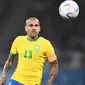 Dari segi jumlah penampilan bersama Timnas Brasil, Dani Alves juga akan mencetak rekor jika diturunkan di Qatar nanti. Hingga kini ia telah mengoleksi 124 caps dan berpeluang menyamai bahkan menggeser rekor Roberto Carlos dari posisi kedua dengan total 125 caps. Posisi puncak masih dipegang oleh Cafu dengan total 143 caps. (AFP/Charly Triballeau)