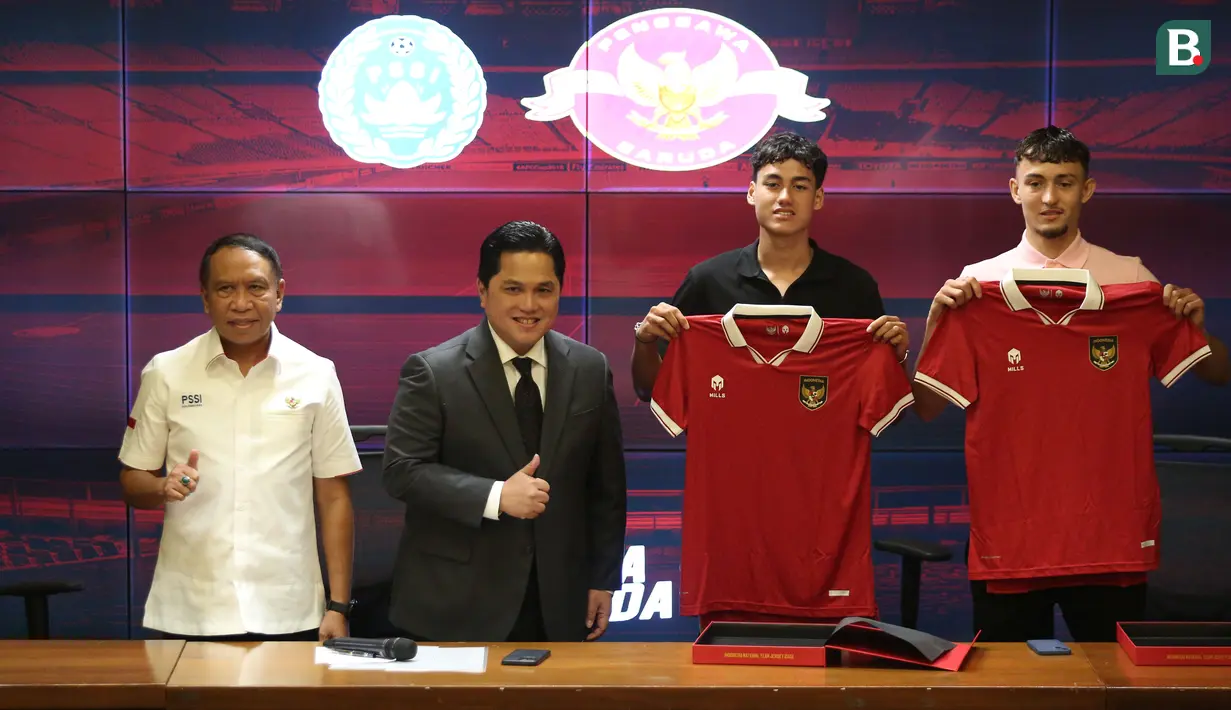Dua pemain naturalisasi, Ivar Jenner (kanan) dan Rafael Struick menerima jersey dari Ketua Umum PSSI, Erick Thohir didampingi Waketum PSSI, Zainudin Amali saat konferensi pers pengumuman resmi FIFA Matchday antara Timnas Indonesia melawan Argentina di ruang media Stadion Utama Gelora Bung Karno (SUGBK), Jakarta, Rabu (24/05/2023). (Bola.com/Bagaskara Lazuardi)