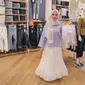 Berikut padu padan busana modest wear yang stylish dan kekinian dari koleksi Uniqlo x Hana Tajima. (Foto: vidio.com)