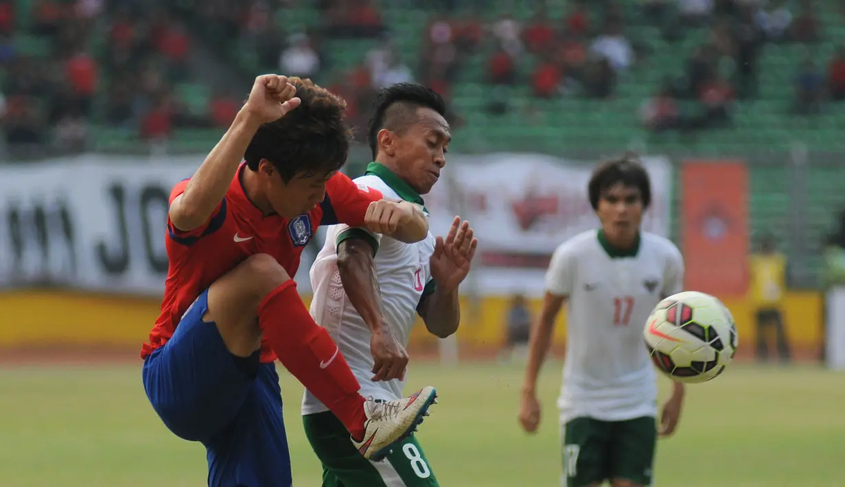 Gelandang timnas Indonesia U-23, Antoni Putro Nugroho (tengah) berebut bola dengan Woo Jusung (Korea Selatan) di kualifikasi grup H Piala Asia 2016 di Stadion GBK Jakarta, Selasa (31/3/2015). Indonesia U-23 kalah 0-4. (Liputan6.com/Helmi Fithriansyah)