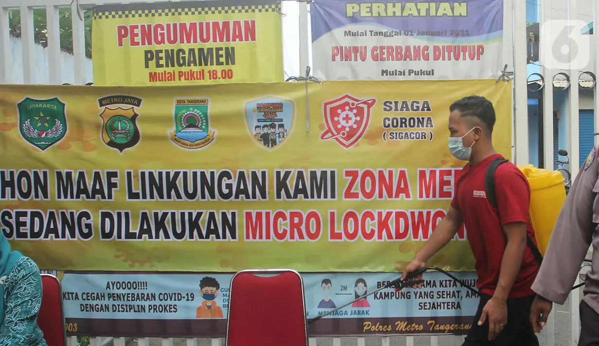 Petugas menyemprotkan disinfektan di RW 03, Kelurahan Gandasari, Kecamatan Jatiuwung, Kota Tangerang, Rabu (9/6/2021). Pemerintah setempat menerapkan lockdown skala mikro setelah 57 warga di kawasan tersebut terkonfirmasi positif COVID-19. (Liputan6.com/Angga Yuniar)