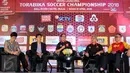 Direktur Utama PT GTS, Joko Driyono (tengah) menjawab pertanyaan saat peluncuran Torabika Soccer Championship 2016 di Hotel Mulia, Jakarta, Senin (18/4/2016). TSC diikuti 18 klub sepakbola professional se-Indonesia. (Liputan6.com/Helmi Fithriansyah)