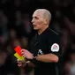 Pemimpin laga Arsenal Vs Tottenham, Mike Dean keluarkan kartu merah untuk pemain Tottenham, Jan Verthongen dalam laga lanjutan Liga Inggris pekan ke-14 yang berlangsung di stadion Emirates, London, Minggu (2/12). (AFP/Ian Kington)