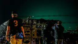 Para petugas memeriksa puing-puing pesawat yang mengalami kecelakaan di ujung landasan pacu 24 di Bandara Internasional Ninoy Aquino, Manila, Filipina (29/3/2020). Akibat insiden kecelakaan ini, delapan orang tewas. (Xinhua/Rouelle Umali)