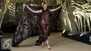 Seorang model sedang membawakan busana rancangan Edward Hutabarat di Senayan City, Jakarta, Senin (15/8). Desainer Edward Hutabarat  mempersembahkan fashion show yang bertajuk 'Kenduri'. (Liputan6.com/Herman Zakharia)