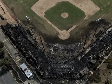 Pemandangan dari udara menunjukkan dampak kebakaran di Jay Littleton Ball Park, lapangan bisbol bersejarah yang muncul dalam "A League of Their Own" dan film lainnya, di Ontario, California, Jumat (23/8/2024). (AP Photo/Jae C. Hong)